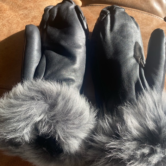 UGG Quilted Smart Mittens - Mismatched Sizes - As Is - Picture 7 of 13